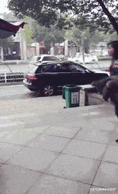 宿舍楼下情侣抱的表情包，学校宿舍楼底的情侣